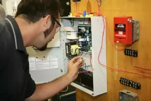 تصویری از تنظیم ارتفاع نصب پنل اعلام حریق