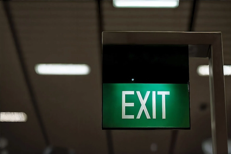 استاندارد نصب تابلو خروج اضطراری | راهنمای 0 تا 100 با تصاویر و نکات ایمنی 2 تصویری از تابلو خروج اضطراری